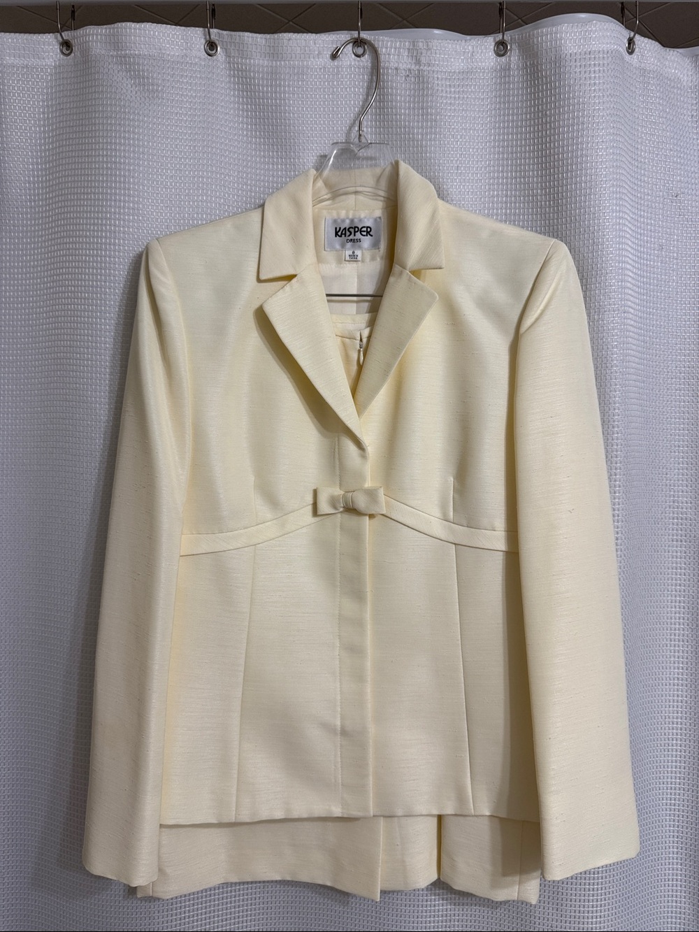 Vtg. Kasper 2 pc. Pale yellow long sleeve Suit. Size 8